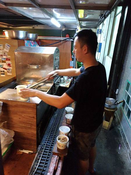 (花蓮)幽靈餐車 深夜食堂大推薦，不過常常很快就售完 這倒是真的