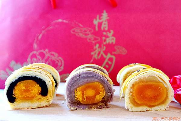 中秋節月餅推薦 家樂福 現烤綜合蛋黃酥禮盒8入 平價月餅 三種口味 出乎意料好吃 適合大量送禮 開心天后享樂誌 痞客邦