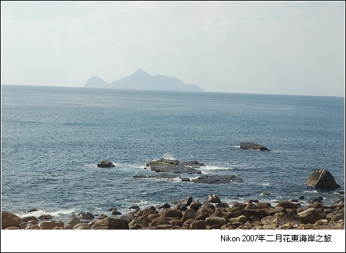 火車裡向外拍到的龜山島