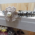 (韓版)純手工髮箍--珍珠銀色花朵時尚感髮箍 (4).JPG