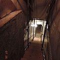 0704-004剛好遇到下樓階梯整修中.路上完全沒人.只好帶著忐忑滴心情往下走向這譽為''日本現存最古滴畫廊''