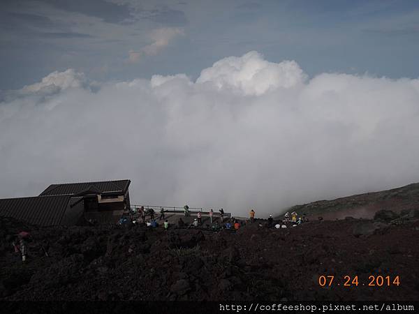 0506-017像是浮在雲上滴山小屋.JPG