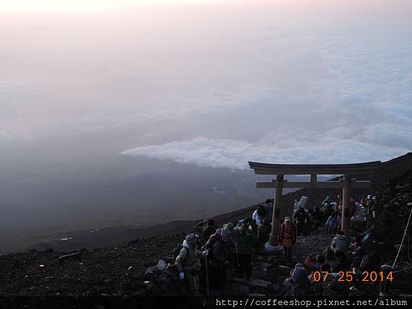 0602-016日出後雲霧倏地彈開.JPG