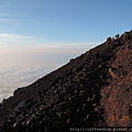 0603-004看起來神人等級滴山頂步道.滾下企就直接下山嚕!!.JPG