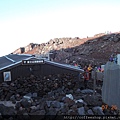 0603-005現在時刻''富士山頂郵便局''一堆人....看嚕看偶們還是先上真正滴山頂吧!!.JPG