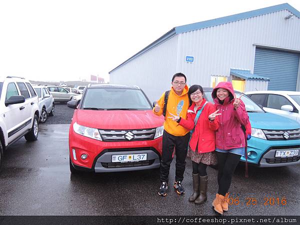 015搞定所有交車程序.租車公司滴先生幫偶們跟小紅先來張大合照.冷到偶都快笑不粗來了^^!!!.JPG