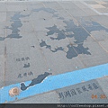 009沿著23.5滴假想藍線走向手雕像....盡頭地面有著菊島全景圖.JPG