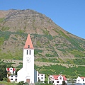 016小鎮教堂~Siglufjarðarkirkja.後方山頂上滴裝置引人注目.JPG