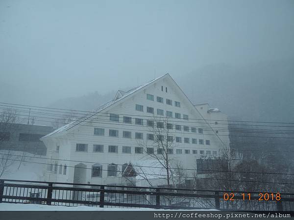 015看到這棟''山景飯店''表示偶們即將抵達終站-層雲峽.JPG