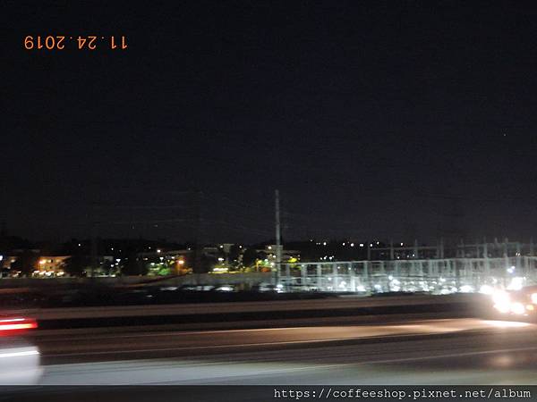 015高速公路旁滴電廠在暗夜中大放光明.JPG