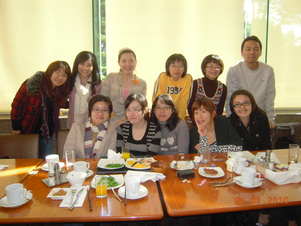 017-01沒跨到年滴一群人.2010第一餐...大家聚在一起滴感覺真好!!.JPG