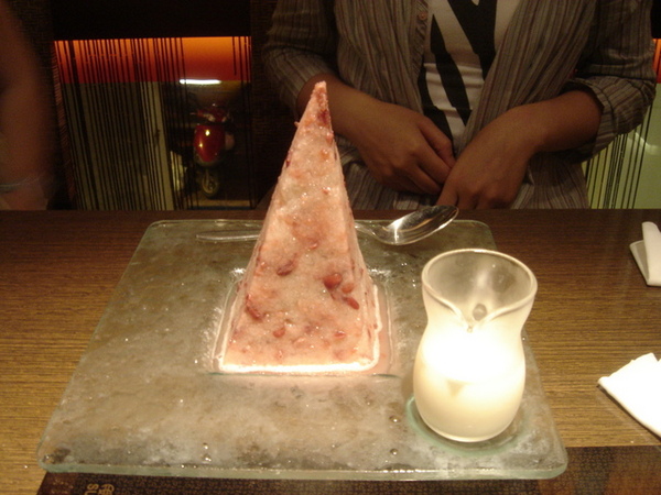 甜點：金字塔紅豆冰堡