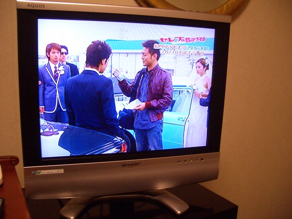 我以為日本也有三立電視台，場景超像霹靂火的哩！