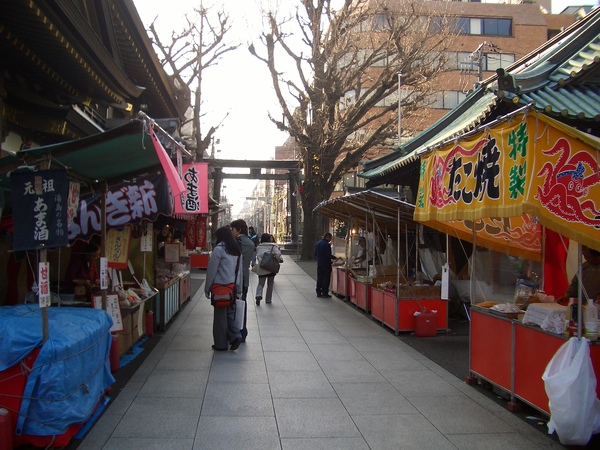 神社前的小販，應該是舉世統一，廟宇前小販是必備標準設施