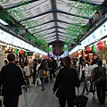 在這條商店街聽到很多台灣人...只有觀光客才會在颱風天來這種地方吧！
