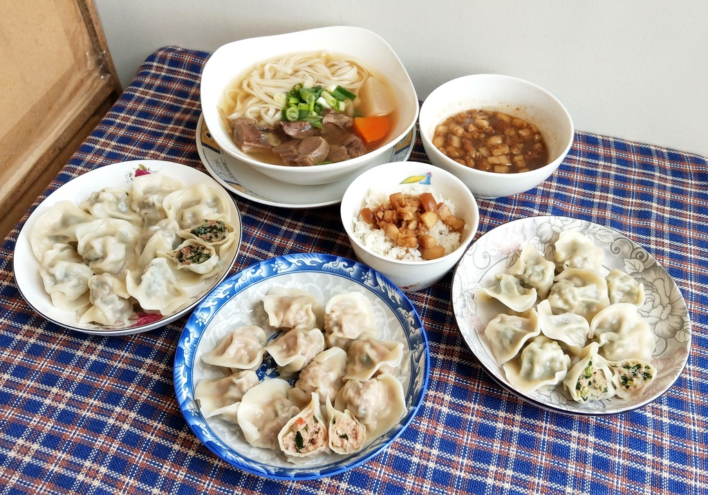 曲媽媽牛肉麵水餃韭菜生鮮水餃九香生鮮水餃打拋鮮肉水餃清燉牛肉湯古早味滷肉.jpg