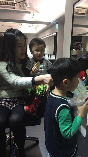 【美髮】來RAINBOWHAIR找Aaron囉!!好喜歡這樣的自然捲度和迷霧棕染髮呀~