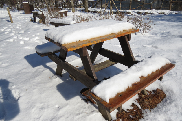 雪堆高到像一整塊白色蛋糕