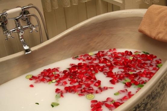 milk-elegant-valentines-day-bathroom-decor-ideas