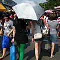 台灣媽媽總是怕曬 傘是必備武器 哈哈