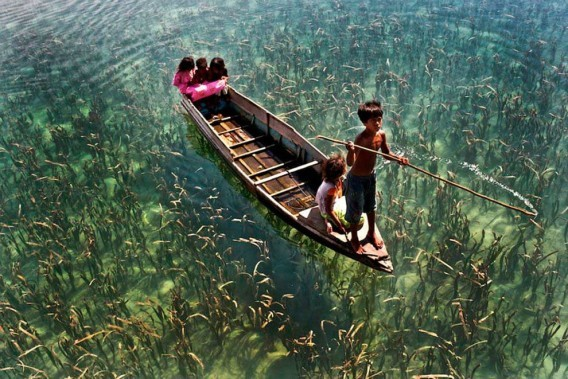1.馬來西亞，清澈見底的湖上乘船的孩子們