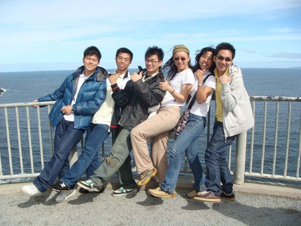 有點老梗的姿勢...XD