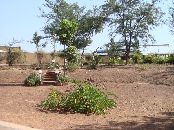 團部內通往游泳池的路