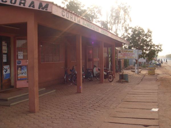 CORAM超市,這邊的家樂福XD