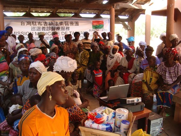 當地民眾看衛教影片