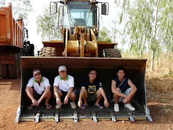 這種有點男孩團體的感覺!!雖然場景有點怪XD