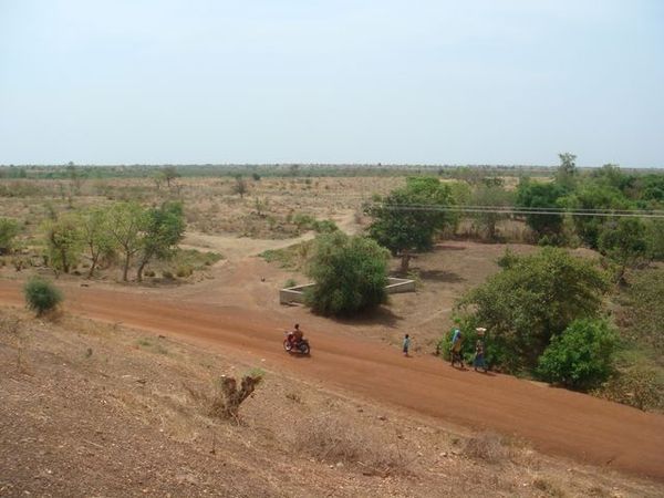在堤防上往下看