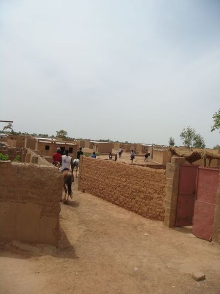 穿梭在布吉納小巷間