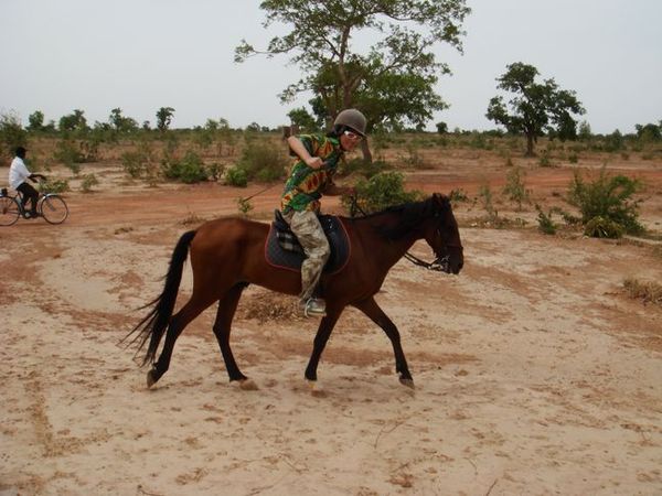 前面人騎駿馬,後面人騎鐵馬XD