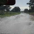 回程下大雨,水淹到車前蓋