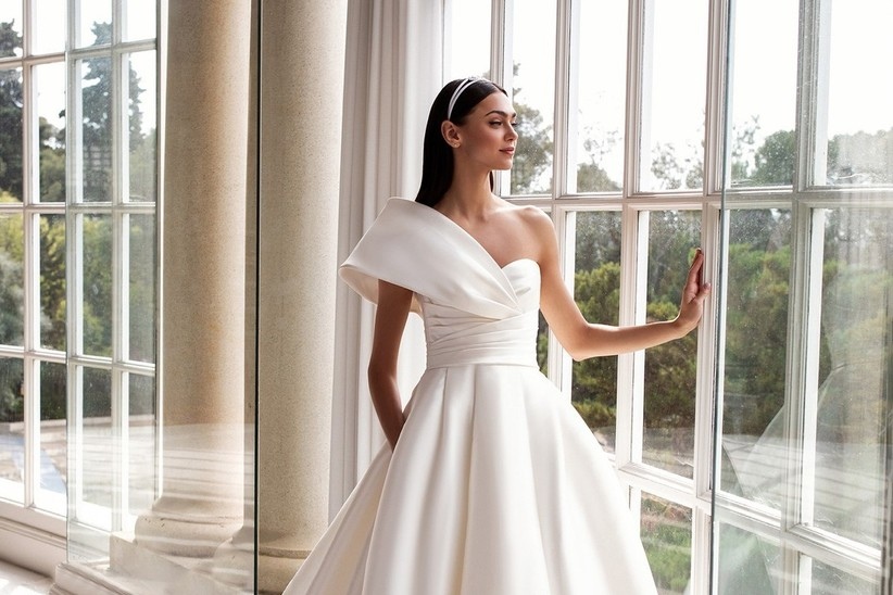 robe mariée avec décolleté asymétrique