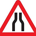 20_CARRIAGEWAY NARROWS(both sides)  兩側道路變窄