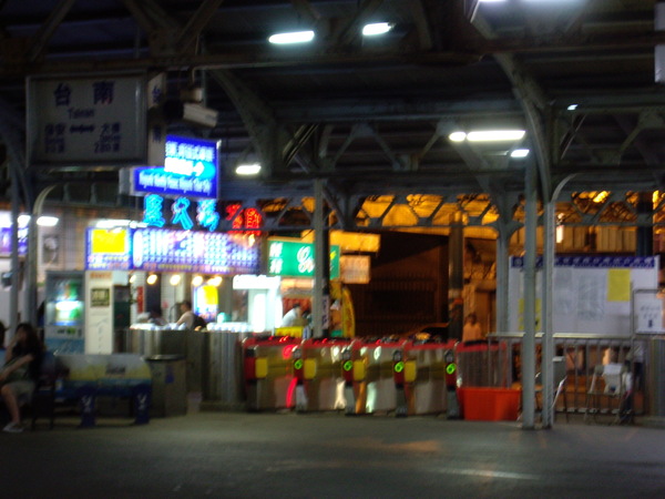 台南火車站右邊