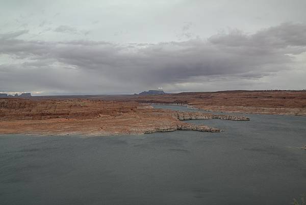 正前方 Salt River Project-Navajo Generating Station發電廠 @ Wahweap, Lake Powell 鮑威爾湖