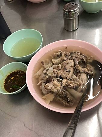 【曼谷】曼谷水門市場粉紅色制服紅大哥雞肉飯