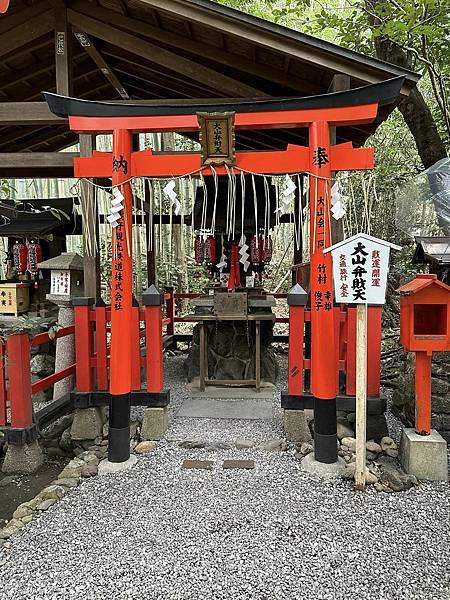 【京都】嵐山野宮神社 靜謐竹林中之賞楓名所 祈求締結良緣、學