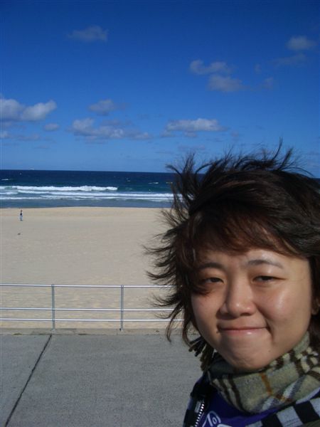 wind is so strong in bondi beach~