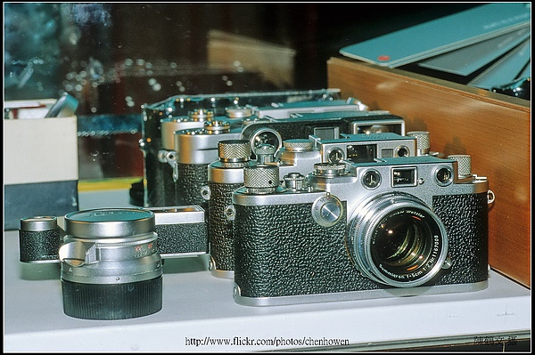 排成一列待價而沽的舊相機.jpg