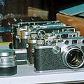 排成一列待價而沽之舊相機(leica RF).jpg