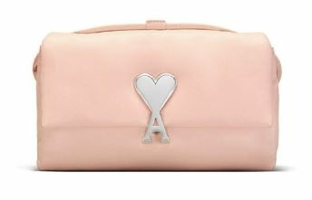 アミ「QIXI」2024 夏限定、淡いピンクとハートロゴが奏