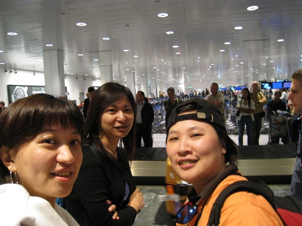 一大早抵達蘇黎世機場,開心的在等行李