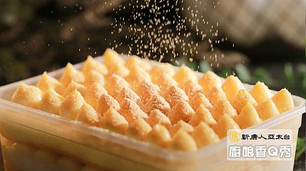 豆乳蛋糕盒 灑些熟的黃豆粉增加香氣