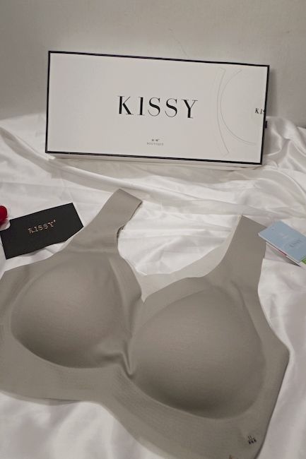  穿搭 ░　kissy taiwan如吻內衣哪裡買？無痕無鋼圈內衣開箱bra top推薦👙，同場附贈養眼猛男照!!!! kissy男性內褲貼身四角褲開箱🩲_18.jpg