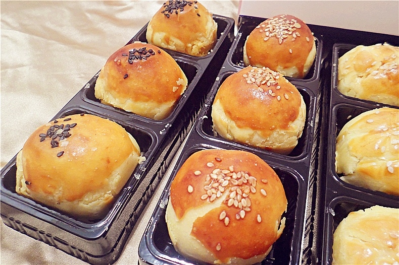 The King Bakery 穀王烘焙坊的滿月團圓禮盒 ‧ 棗泥蛋黃酥、烏豆沙蛋黃酥、金旺酥、菠蘿蛋黃酥，性價比值高 適合送給外國友人的月餅禮盒！(文內有折扣碼)31.jpg