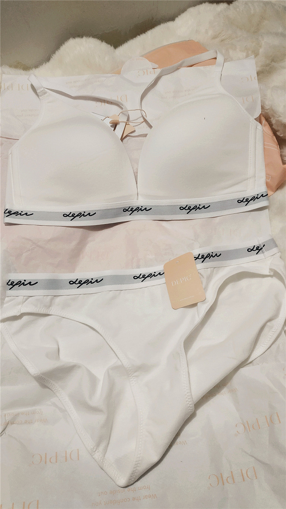 DEPIC無痕牛奶絲零著肌無鋼圈美胸內衣 +極致V美胸低脊心無鋼圈訂製棉內衣，穿起來舒適又有型的內衣 0.jpg