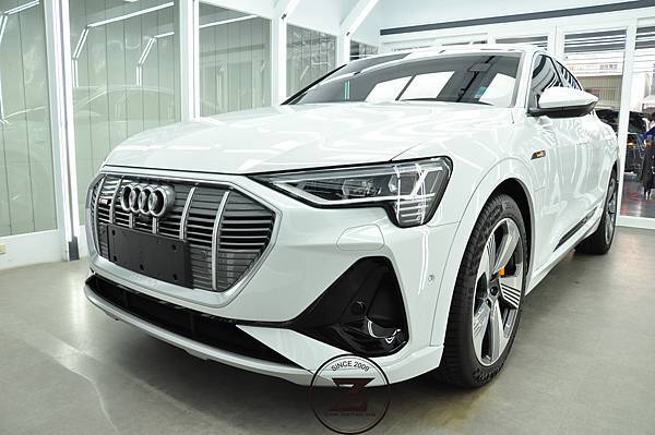 Audi e-tron Sportback（白）.JPG